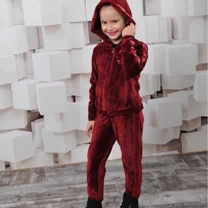 СПОРТНО ЕЛЕГАНТЕН КОМПЛЕКТ ОТ ПЛЮШ С КАНТ ПАЕТИ